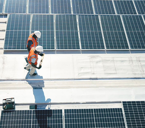200-kW-Solarmodule auf dem Dach, Ingenieurteam bei der Wartung in Südafrika